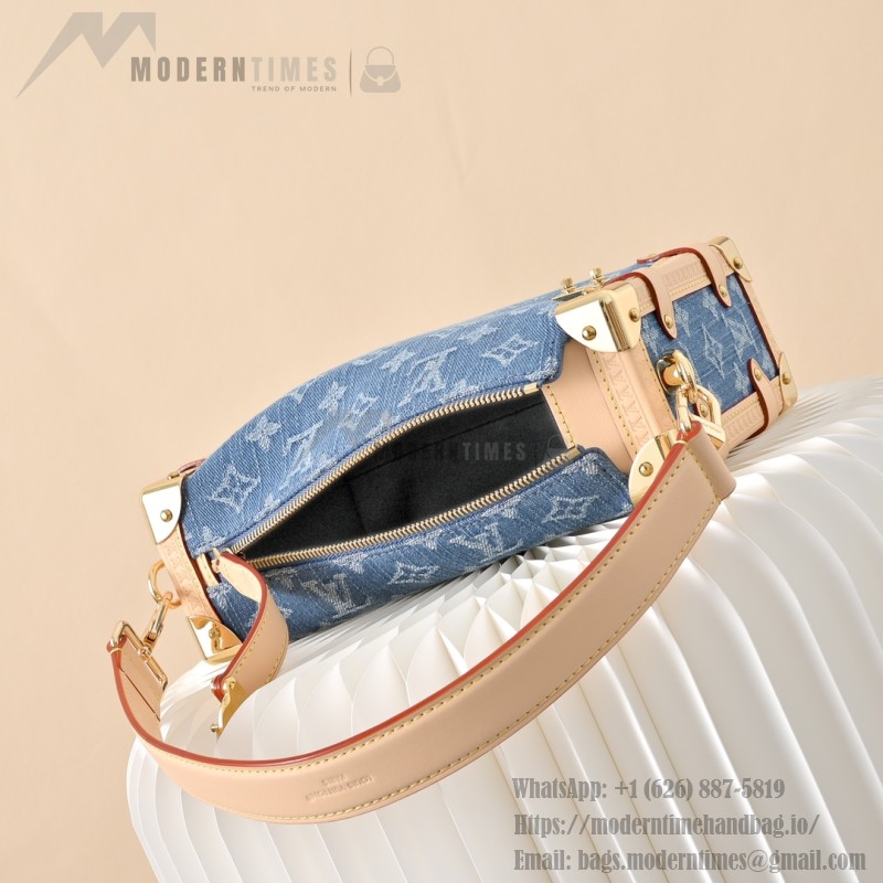 Bolsa Louis Vuitton Side Trunk Média em Denim Rendez-Vous Monogram Azul M27450 com fecho S-lock e pendente colorido