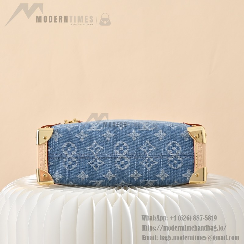 Bolsa Louis Vuitton Side Trunk Média em Denim Rendez-Vous Monogram Azul M27450 com fecho S-lock e pendente colorido