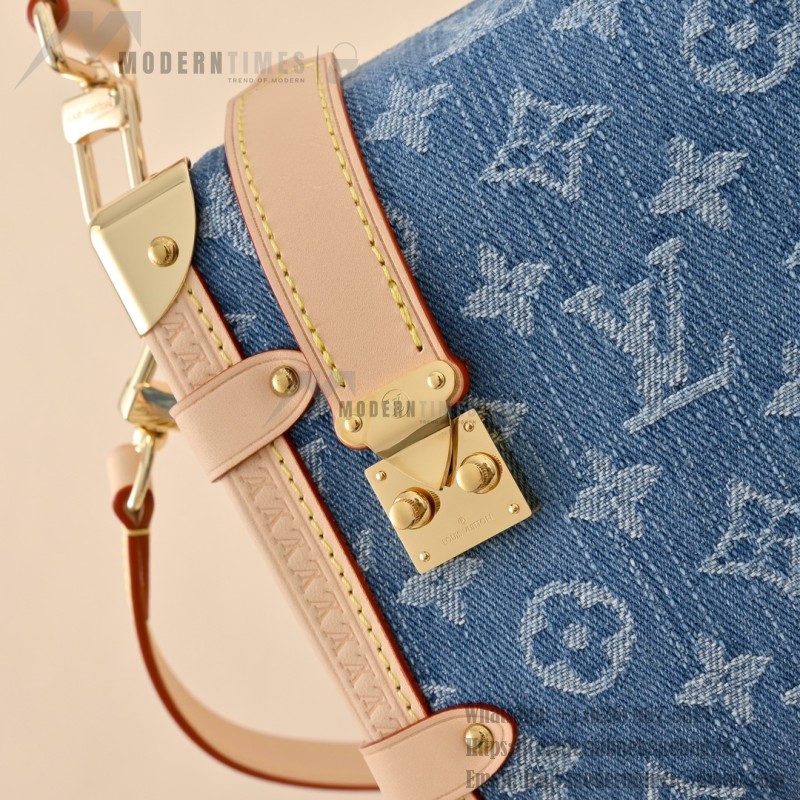 Bolsa Louis Vuitton Side Trunk Média em Denim Rendez-Vous Monogram Azul M27450 com fecho S-lock e pendente colorido