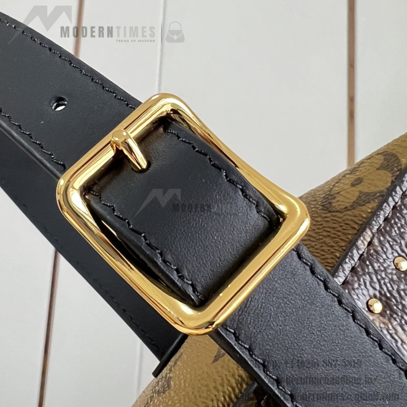 Louis Vuitton Locker Dopp Kit M29313 Monogram Canvas Toiletry Bag with Metal Corner Protectors