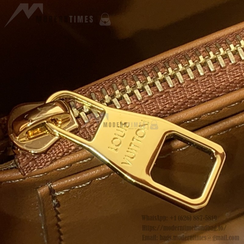 Louis Vuitton Capucines M11908 Mini & BB Handbag in Ostrich-Embossed Leather with Pearl Chain