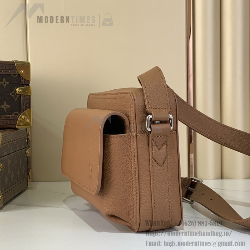 Louis Vuitton Boarding Messenger Bag M25981 in waxed cowhide leather with adjustable leather shoulder strap