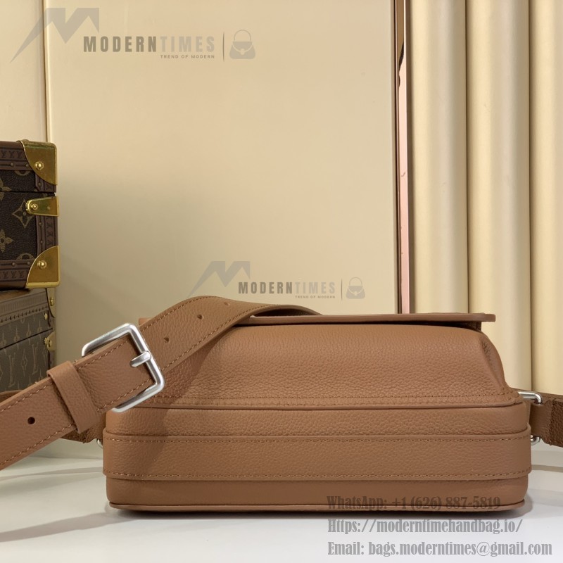 Louis Vuitton Boarding Messenger Bag M25981 in waxed cowhide leather with adjustable leather shoulder strap