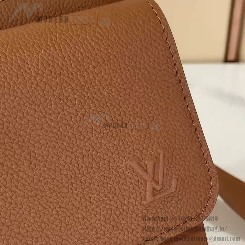 Louis Vuitton Boarding Messenger Bag M25981 in waxed cowhide leather with adjustable leather shoulder strap