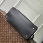 Louis Vuitton Capucines Souple Large Handbag M24607 in Smooth Calf Leather