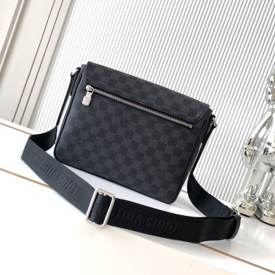 Louis Vuitton - District Small Messenger Bag in Taïga Leather