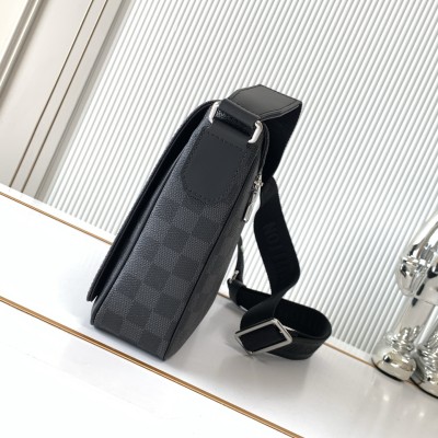 Louis Vuitton - District Small Messenger Bag in Taïga Leather