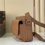 Louis Vuitton Boarding Messenger Bag M25981 in waxed cowhide leather with adjustable leather shoulder strap