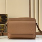 Louis Vuitton Boarding Messenger Bag M25981 in waxed cowhide leather with adjustable leather shoulder strap