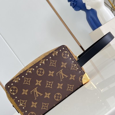 Louis Vuitton - Locker Dopp Kit M29313 Monogram Canvas Toiletry Bag