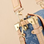 Bolsa Louis Vuitton Side Trunk Média em Denim Rendez-Vous Monogram Azul M27450 com fecho S-lock e pendente colorido
