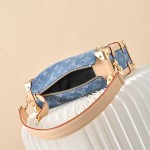 Bolsa Louis Vuitton Side Trunk Média em Denim Rendez-Vous Monogram Azul M27450 com fecho S-lock e pendente colorido