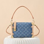 Bolsa Louis Vuitton Side Trunk Média em Denim Rendez-Vous Monogram Azul M27450 com fecho S-lock e pendente colorido