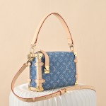 Bolsa Louis Vuitton Side Trunk Média em Denim Rendez-Vous Monogram Azul M27450 com fecho S-lock e pendente colorido