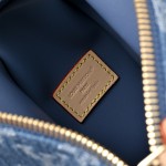 Bolsa Louis Vuitton Side Trunk Média em Denim Rendez-Vous Monogram Azul M27450 com fecho S-lock e pendente colorido