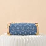 Bolsa Louis Vuitton Side Trunk Média em Denim Rendez-Vous Monogram Azul M27450 com fecho S-lock e pendente colorido