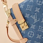 Bolsa Louis Vuitton Side Trunk Média em Denim Rendez-Vous Monogram Azul M27450 com fecho S-lock e pendente colorido