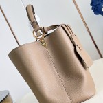 Louis Vuitton Capucines Souple Large M26259 smooth leather handbag with top handles and removable shoulder strap